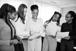 femmes qui font du réseautage