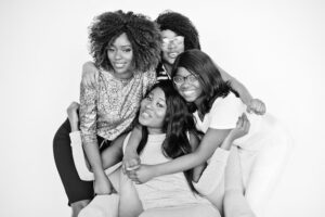 quatres femmes qui se soutienne la reprentation du networking