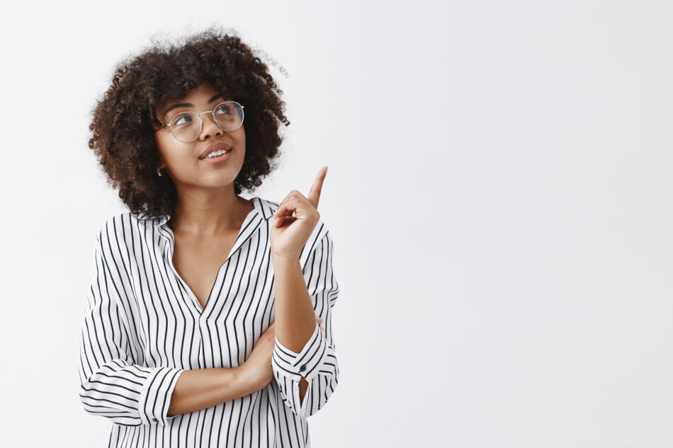 femme intrigée rechercheant une idée pour son projet