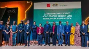 Des responsables institutionnels et des femmes entrepreneures participent au petit-déjeuner d'AFAWA consacré au financement sensible au genre à Rabat.