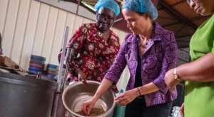 Une représentante de la Banque africaine de développement présente l’initiative AFAWA lors d’un événement consacré aux femmes entrepreneures.