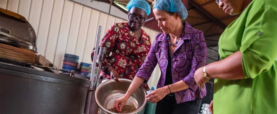 Une représentante de la Banque africaine de développement présente l’initiative AFAWA lors d’un événement consacré aux femmes entrepreneures.
